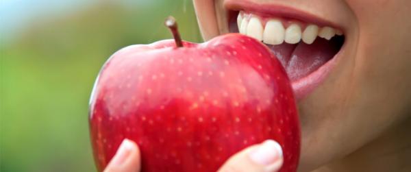 What are the benefits of eating apples on an empty stomach?