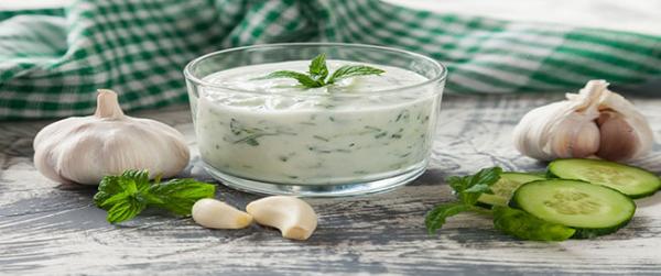 What are the benefits of eating garlic with yogurt?